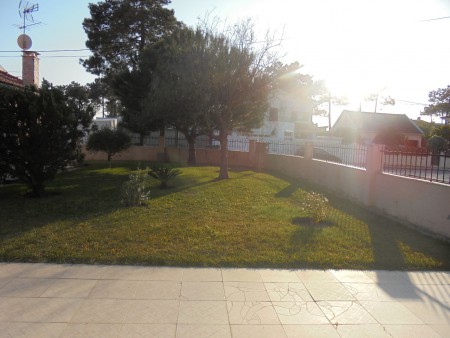 Garagem,e parqueamento para 5 carros